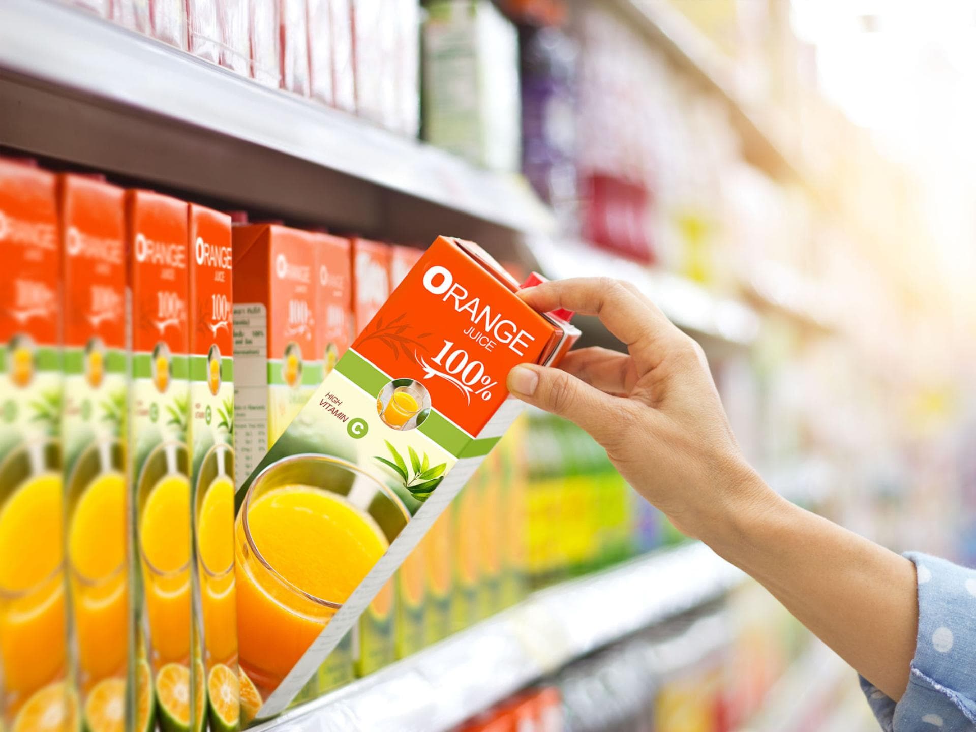 Orangensaft im Supermarktregal