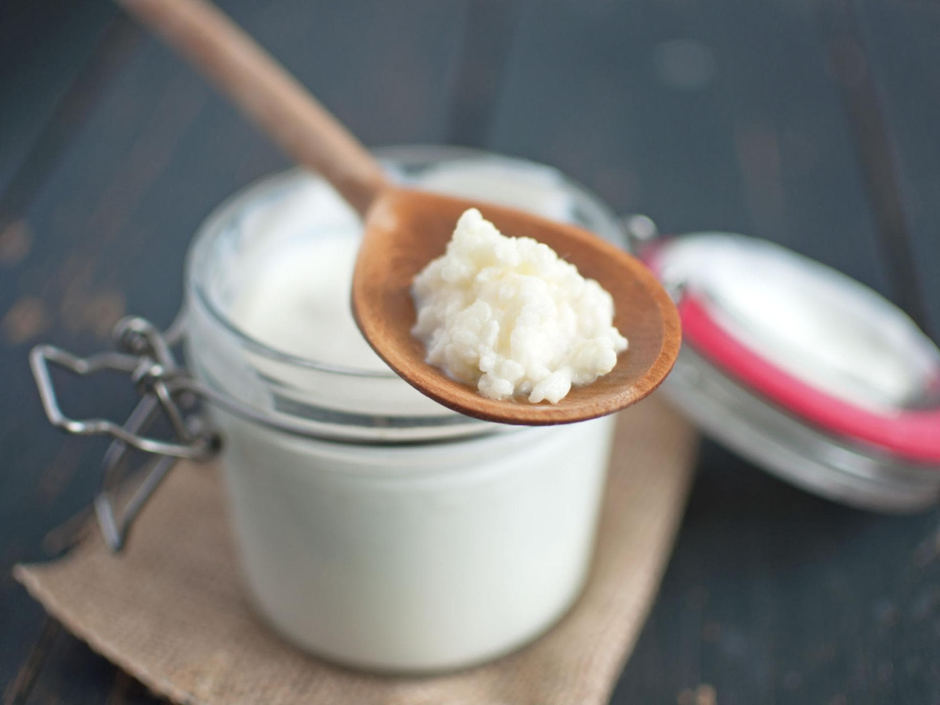 Kefir auf Holzlöffel