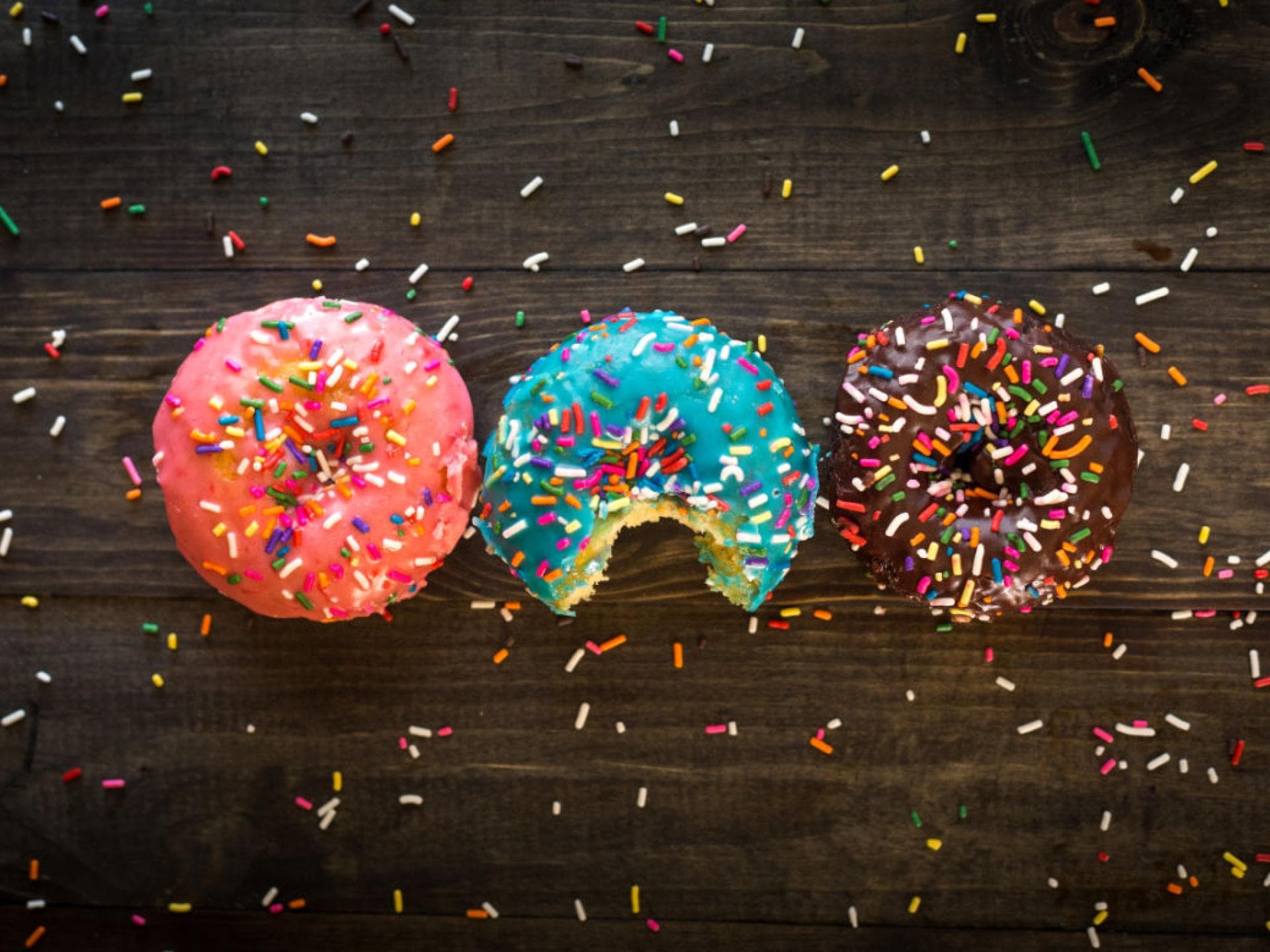 Drei Donuts mit bunten Streuseln