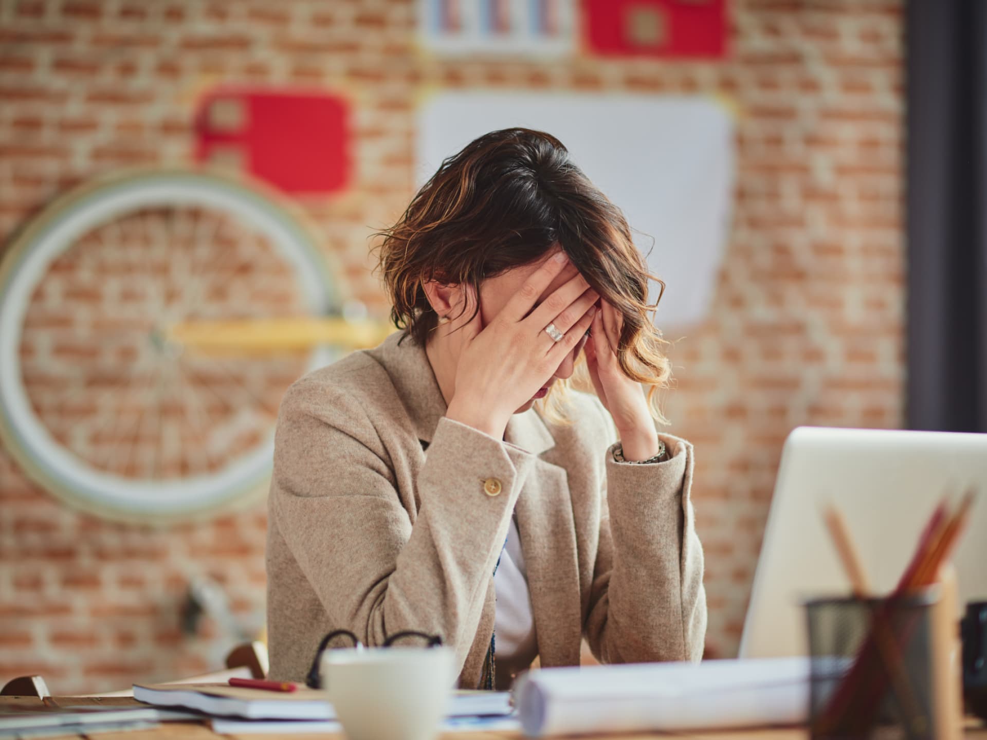 Gestresste Frau am Arbeitsplatz