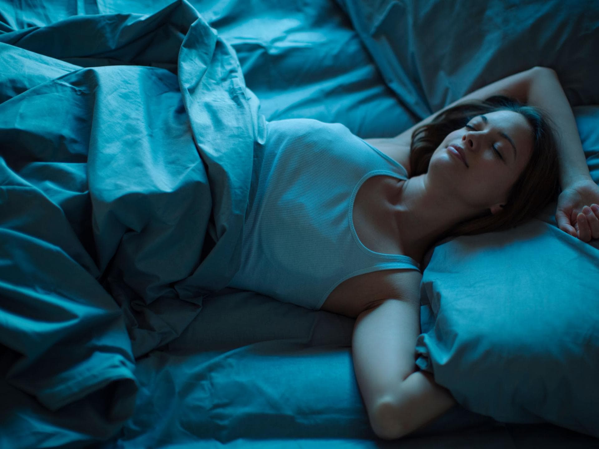 Frau_schläft Frau im Bett schläft