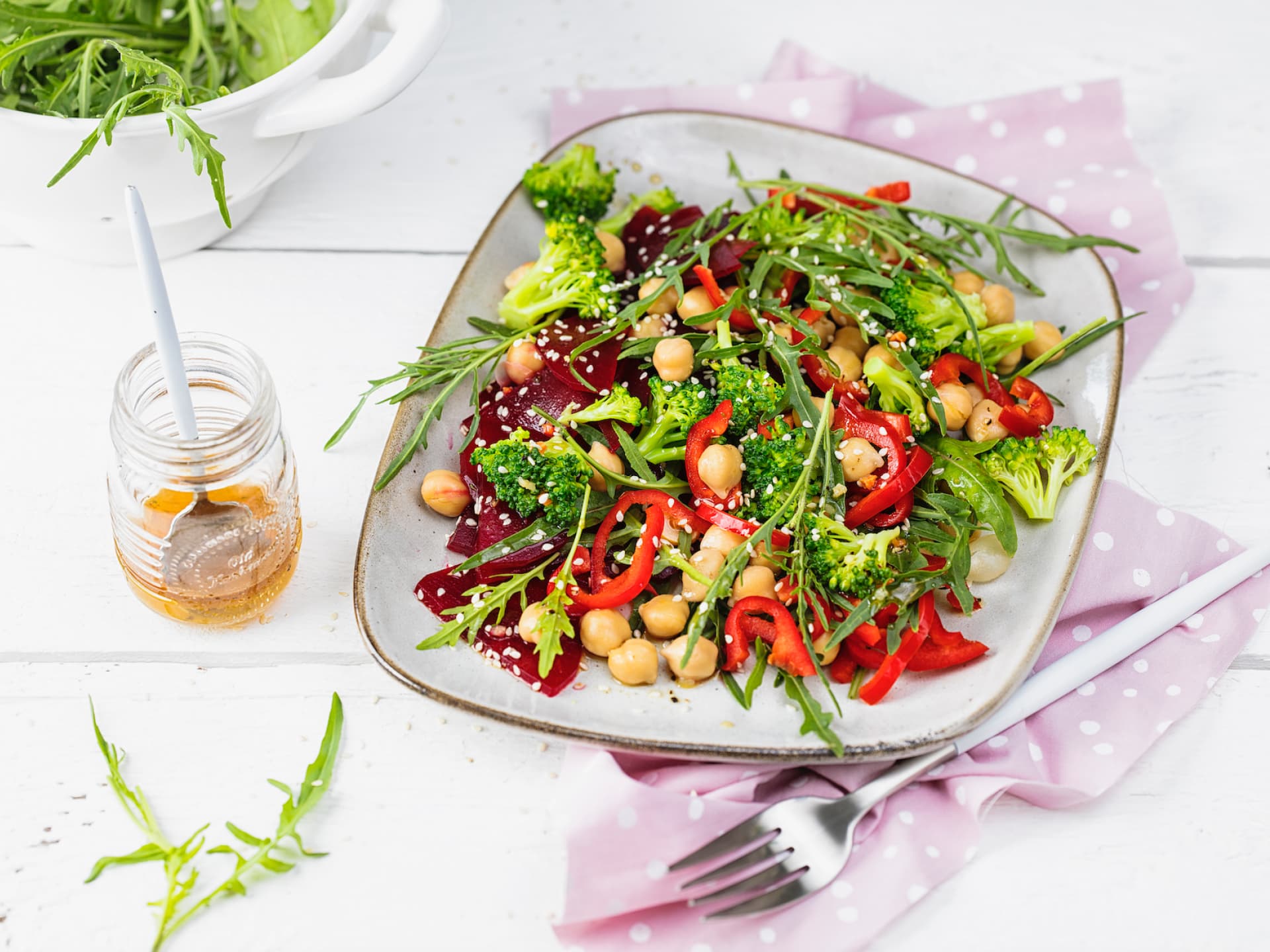 Kichererbsen Gemüse Salat mit Sesamdressing