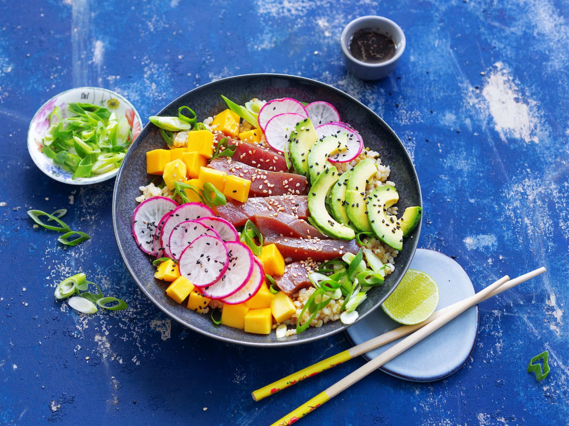 Poke Bowl mit Thunfisch und Sesam