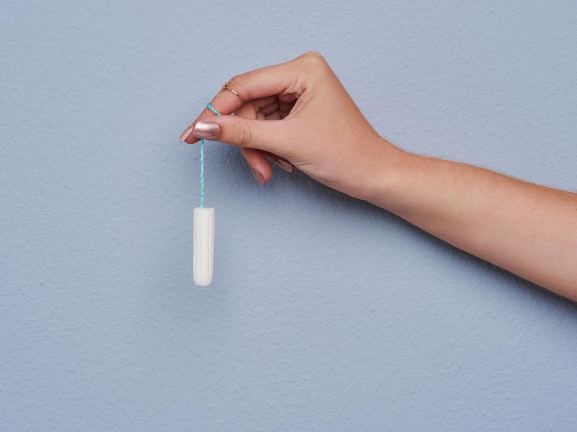 Frau_hält_Tampon Frau hält Tampon