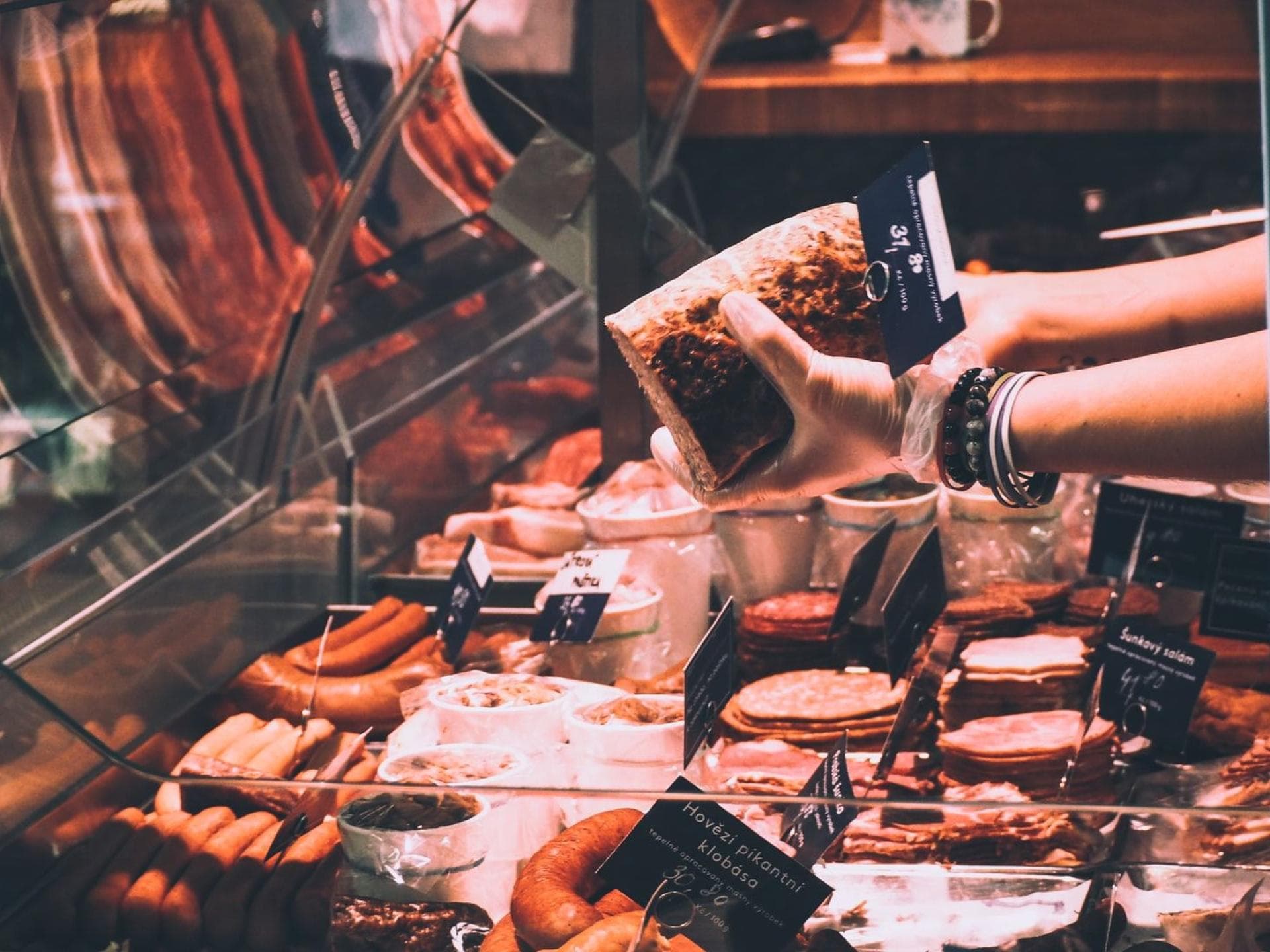 Wursttheke Fleisch und Wurstwaren sind säurebildend