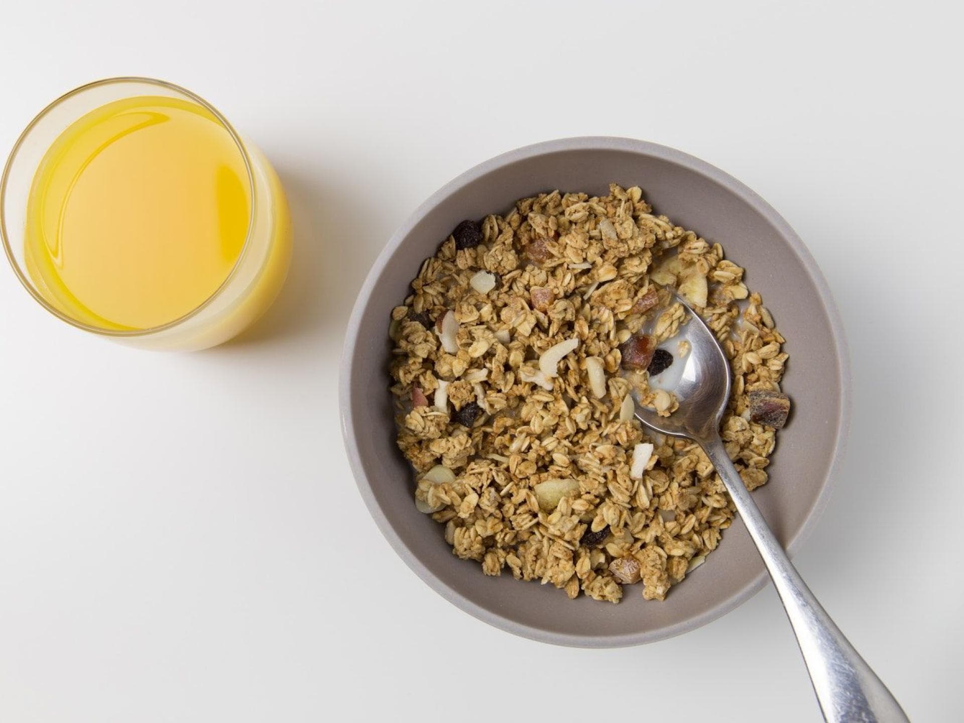 Müslischale-und-Orangensaft Hafer wirkt überraschend sauer im Körper.