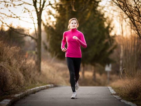 Frau joggt