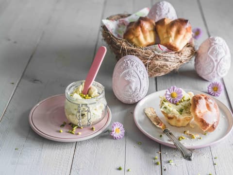 Brioches mit Vanille-Pistazien-Butter