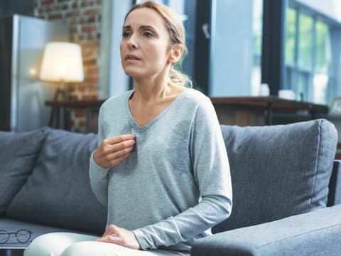 Frau mit Hitzewallungen