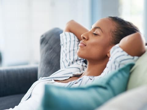Mittagsschlaf auf dem Sofa