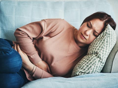 Die ständige Konfrontation mit Unterleibsschmerzen kann zu Depressionen führen.