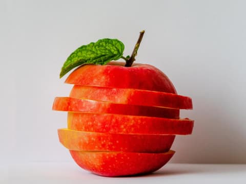 Der Apfel liegt mit 54 kcal auf 100 Gramm im Mittelfeld.