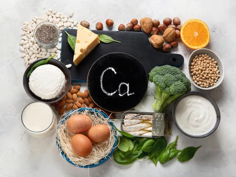 Verschiedene Lebensmittel, die Calcium enthalten