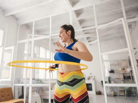 Frau mit Hula-Hoop