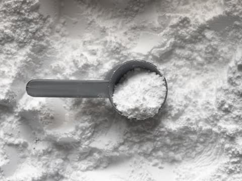 Weißes Pulver im Messlöffel