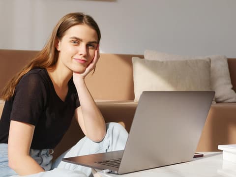 Frau arbeitet am PC