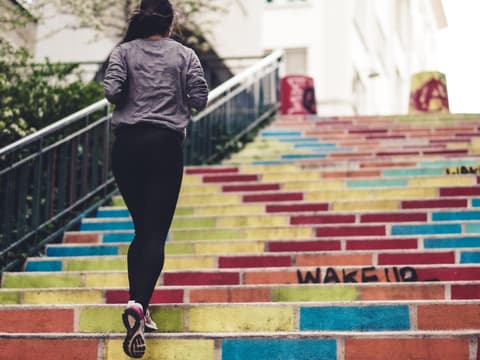 Frau läuft Treppen hinauf