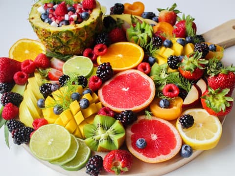 Obstteller mit verschiedenen Früchten