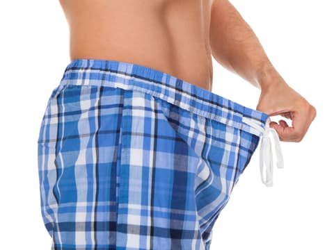 Mann guckt in seine Boxershorts