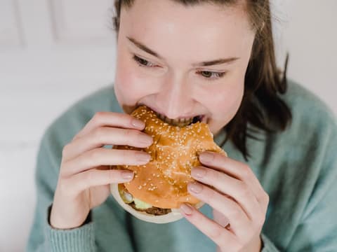 Frau isst Hamburger