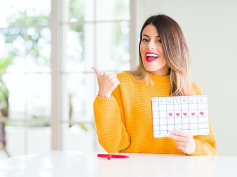 Frau mit Menstruationskalender 