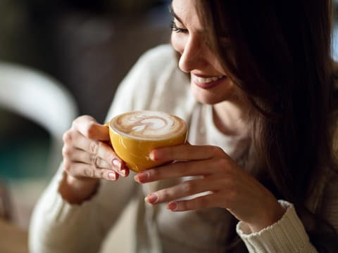 Frau trinkt Kaffee