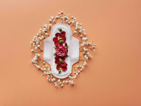 Der Menstruationszyklus ist ein natürlicher Prozess, der bei Frauen ab der Pubertät bis zur Menopause stattfindet.