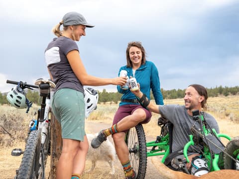 Radfahrer trinken Bier in der Pause