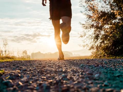 Mann geht joggen