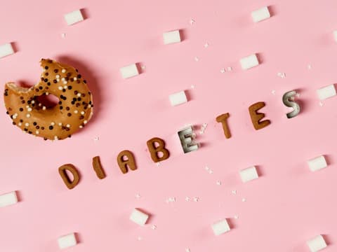 Diabetes ist eine Stoffwechselerkrankung, die durch einen erhöhten Blutzuckerspiegel gekennzeichnet ist.