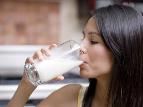 Frau trinkt Milch