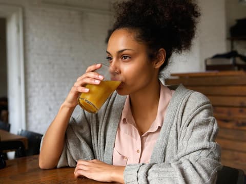 Frau trinkt Saft