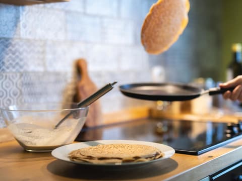 Ein Pfannkuchen wird in der Luft gewendet
