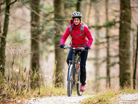 Frau fährt Fahrrad
