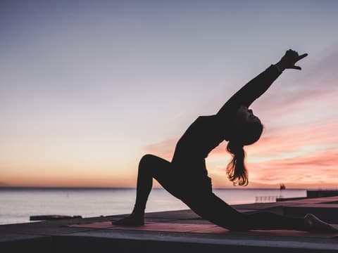 Frau macht Yoga