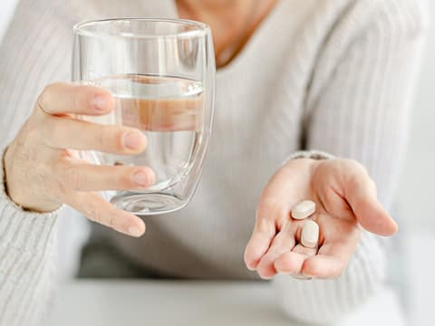 Etoricoxib versucht, das Risiko von Magen-Darm-Blutungen und Geschwüren zu verringern.