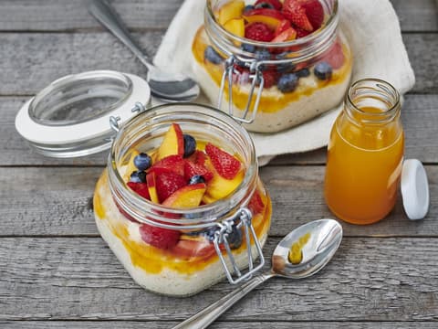 Porridge mit Früchten im Glas