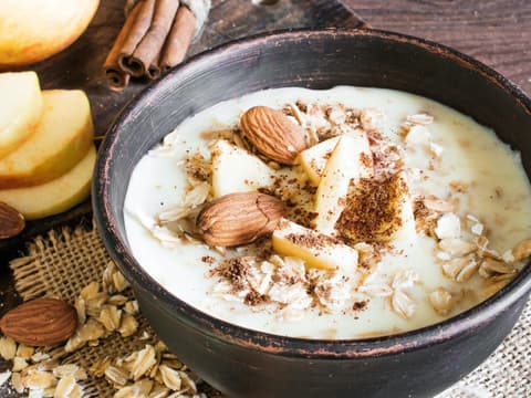 Porridge mit Mandeln und Äpfeln