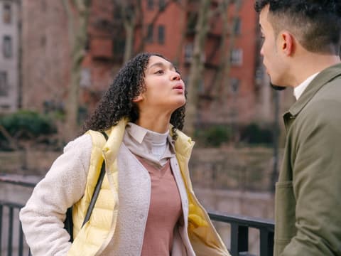 Frau und Mann streiten sich