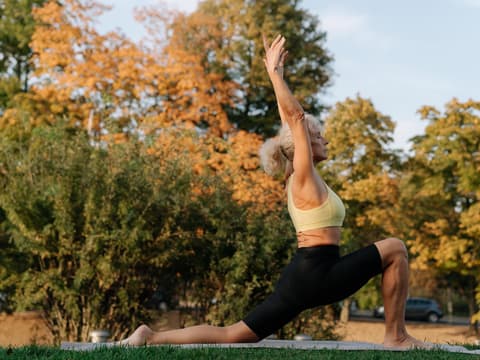 Frau macht Yoga