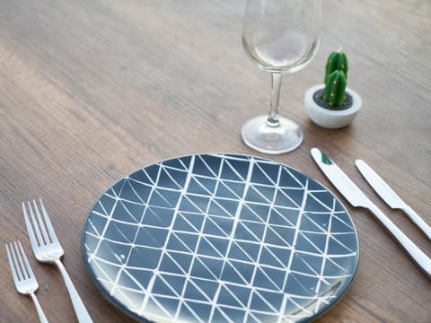 Ein leerer Teller mit Besteck und einem Glas