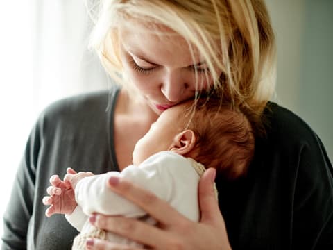 Das Schreien eines Babys kann für Eltern sehr belastend sein.