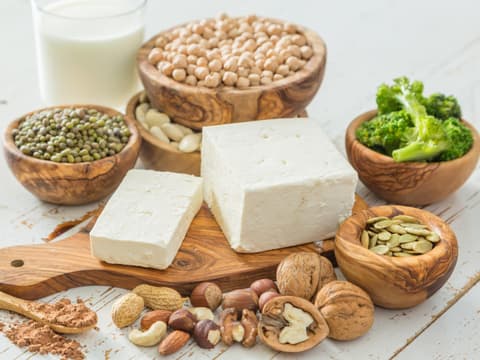 Proteinreiche Lebensmittel wie Tofu, Nüsse und Hülsenfrüchte