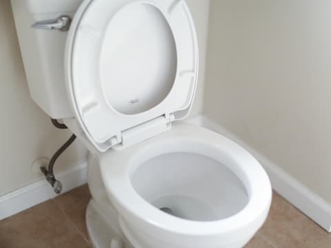 Eine Toilette mit hochgeklappter Klobrille
