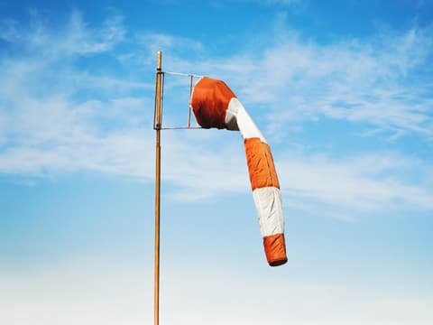 Windsocke schlaff im Wind