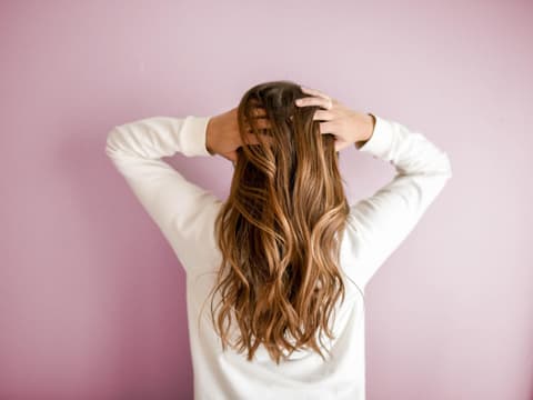 Frau mit langen, offenen Haaren