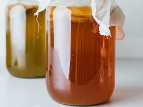 Kombucha gärt in Einmachgläsern