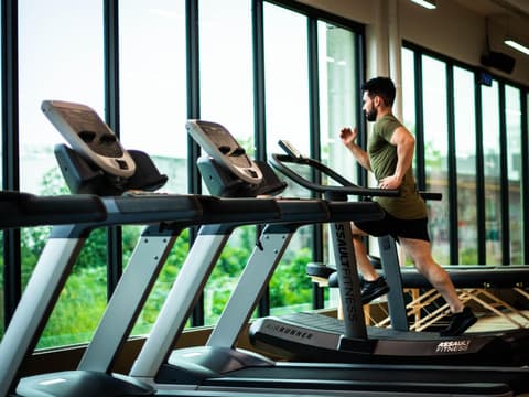 Mann auf Indoor-Laufband