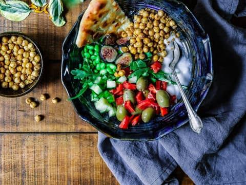 Die mediterrane Ernährung ist geprägt von viel Obst, Gemüse, Vollkornprodukten, pflanzlichen Fetten und Fisch. 