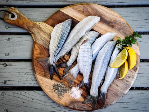 Frischer Fisch auf Holztablett angerichtet
